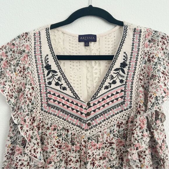 Artesia Embroidered Lace Top - Picture 3 of 7